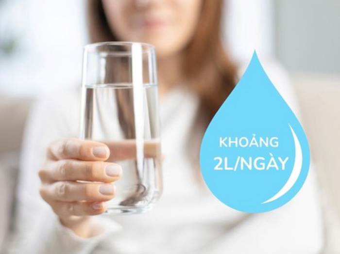 Người cao tuổi bị acid uric cao nên uống bao nhiêu nước mỗi ngày?