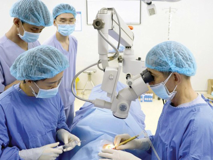 Đục thủy tinh thể ở người già là gì? Nguyên nhân & cách điều trị