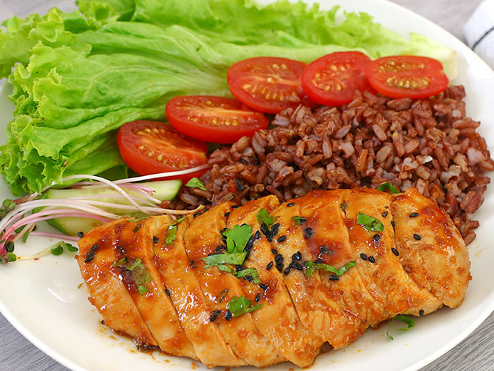 Cơm gạo lứt, ức gà áp chảo và rau luộc