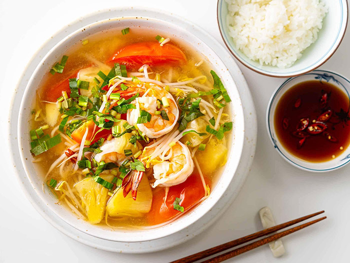 Canh tôm rau củ, trứng luộc và cơm